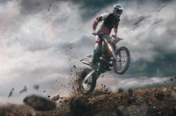 开云体育平台APP-极限反杀，哈斯撼动红牛王朝，塞恩斯加冕新王