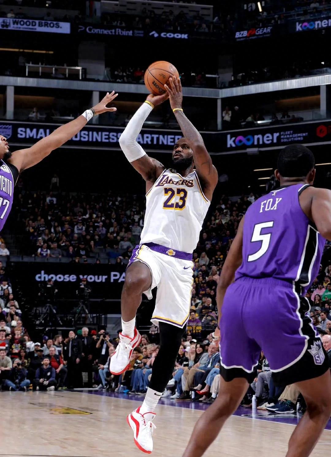 凯尔特人B队横扫湖人B队，乔治送出助攻的简单介绍