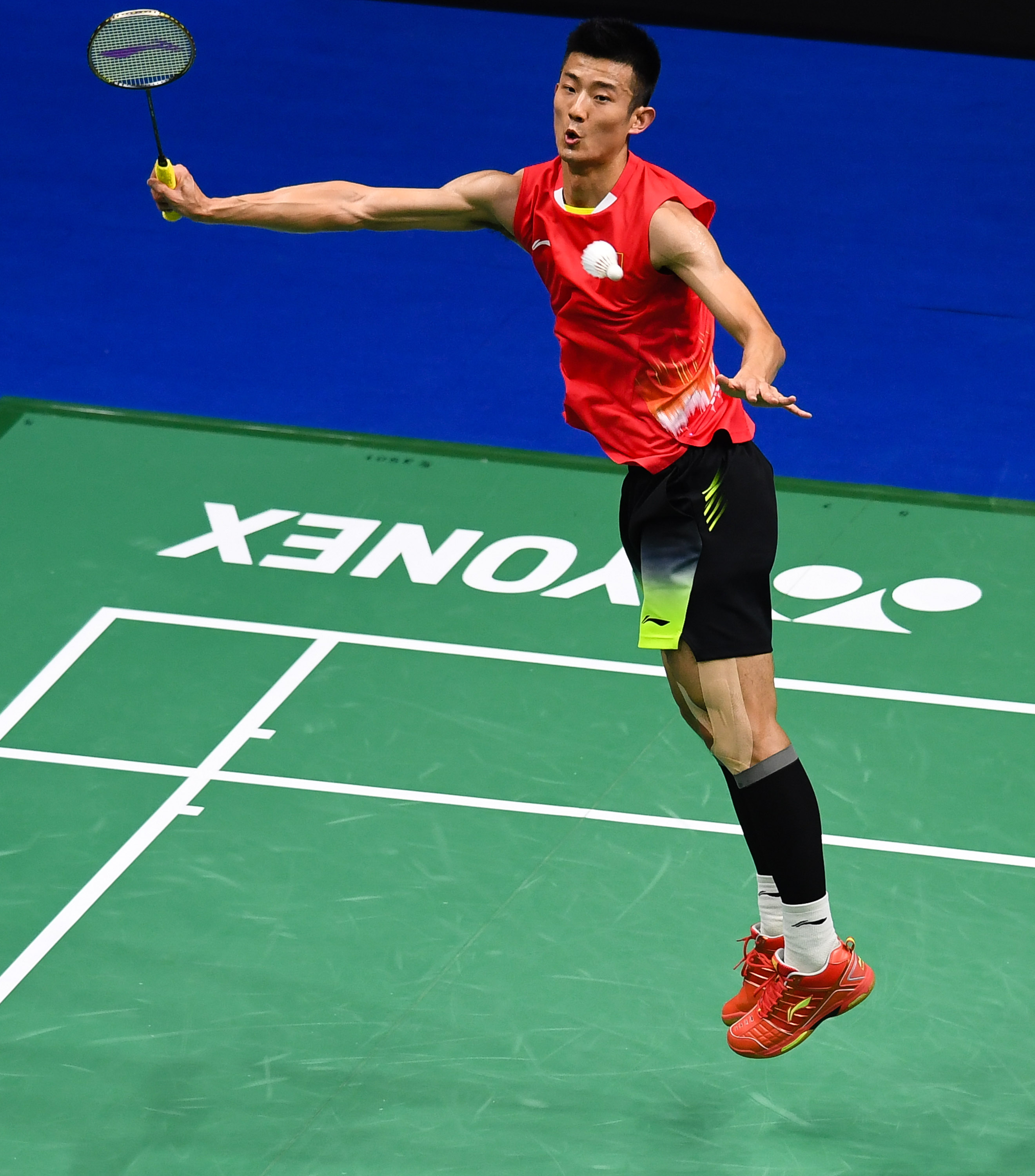 中国羽毛球队爆冷韩国羽毛球队，谌龙爆发神勇