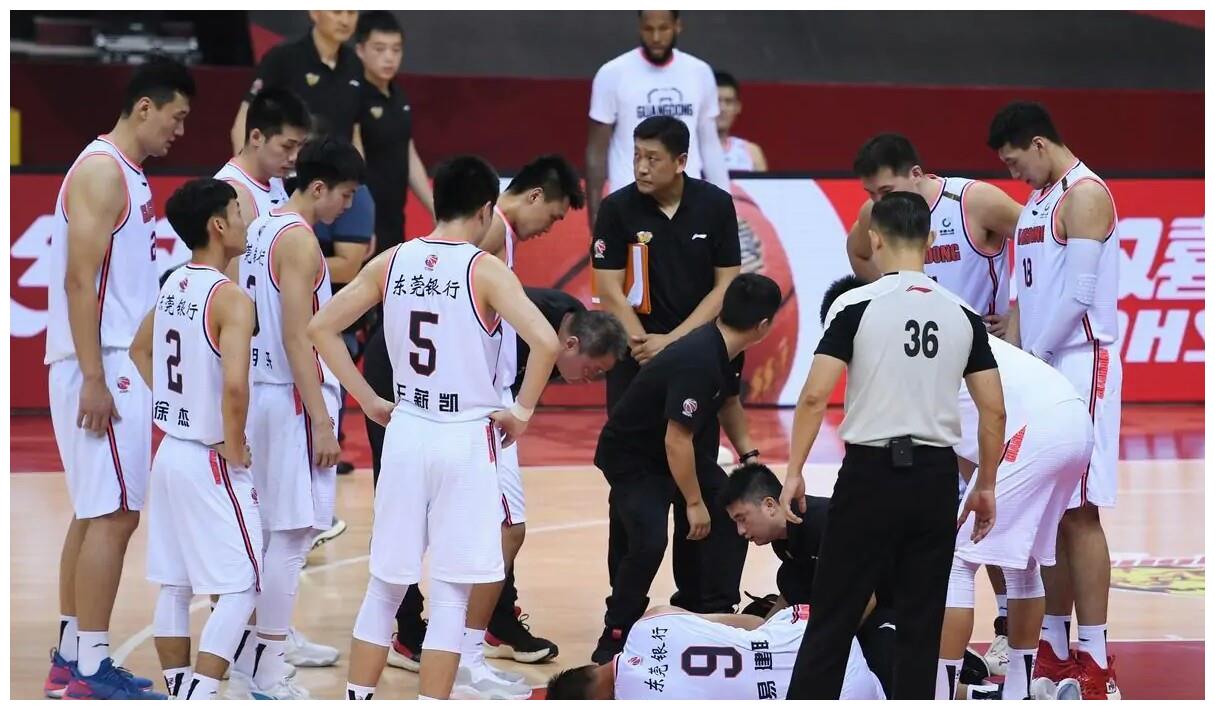 关于山东队险胜火箭，易建联状态火热的信息