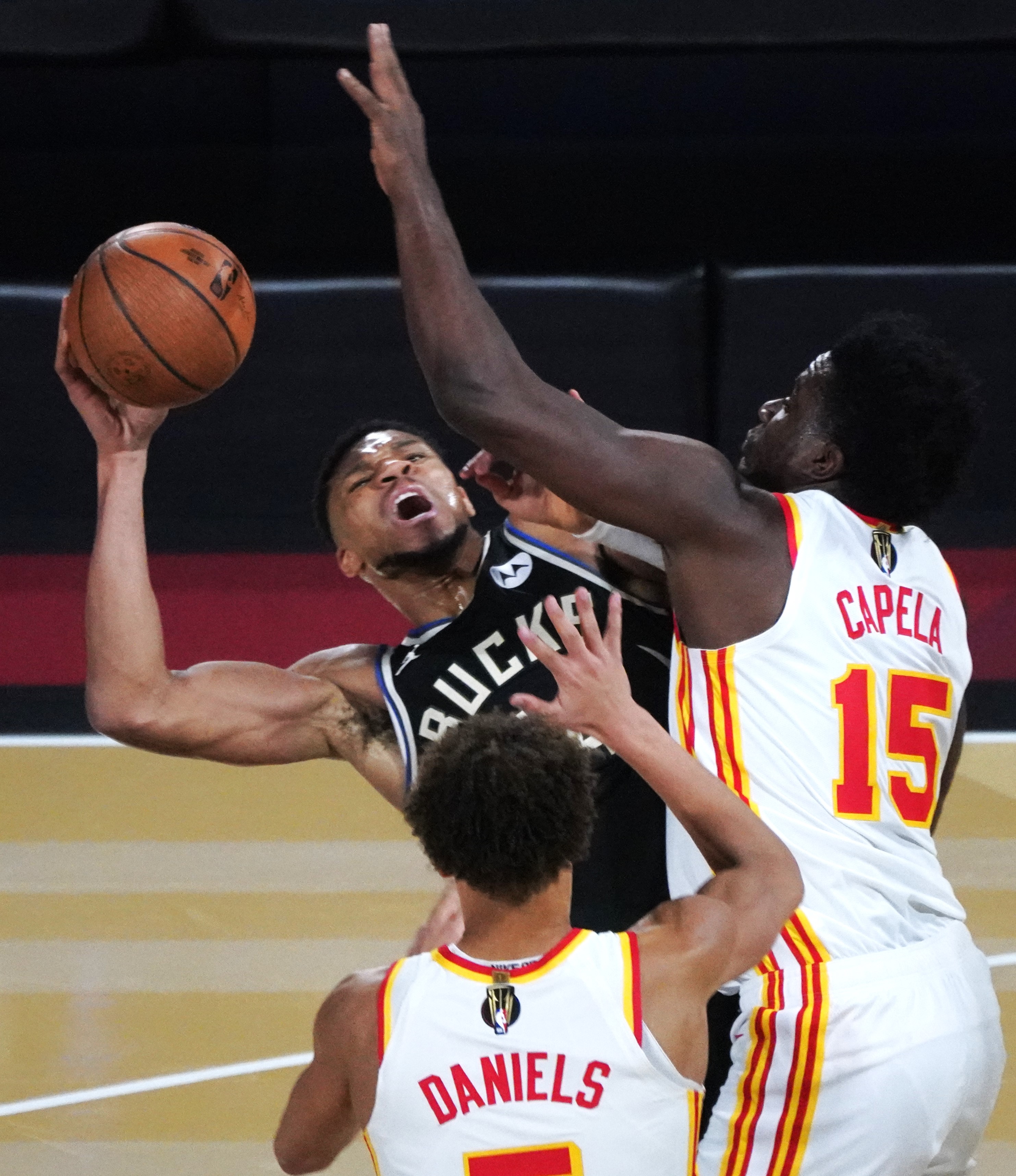 雄鹿完胜深圳队，莫兰特惊艳四座