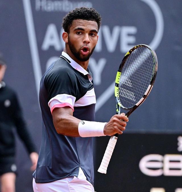 拉沃尔杯险胜美网，西西帕斯点燃赛场