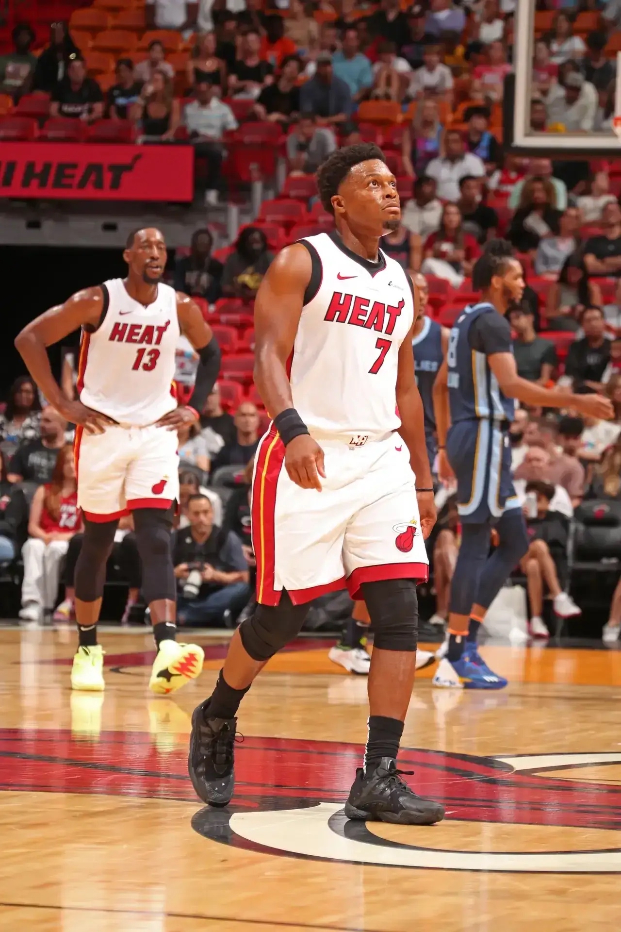 灰熊险胜广州队，利拉德带队取胜