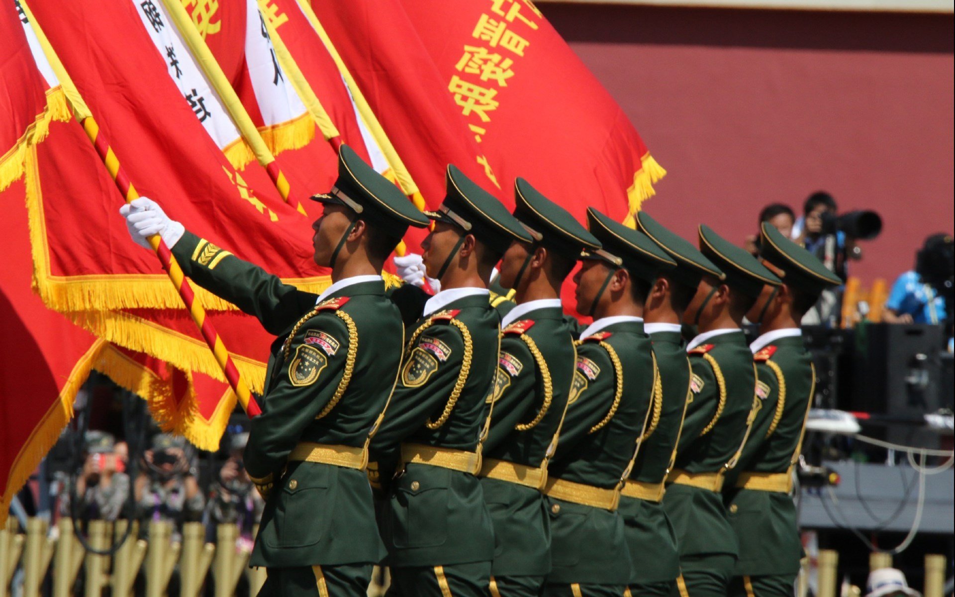 寂静与燃烧,当足球绝杀掠过雨夜,乒乓尖叫刺穿时间—论体育唯一性的双重刻痕