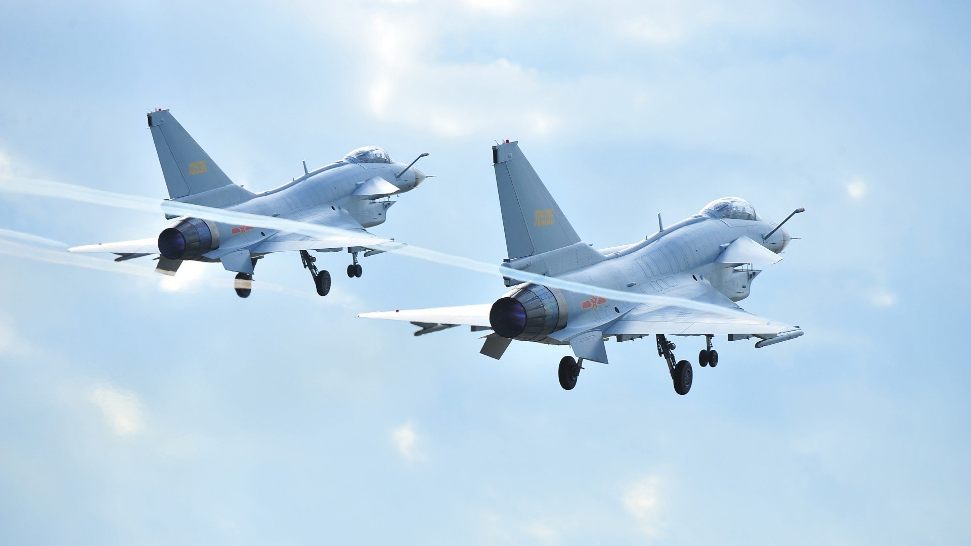 赛道如球场，当F1街道赛的轰鸣遇见莱万的大心脏