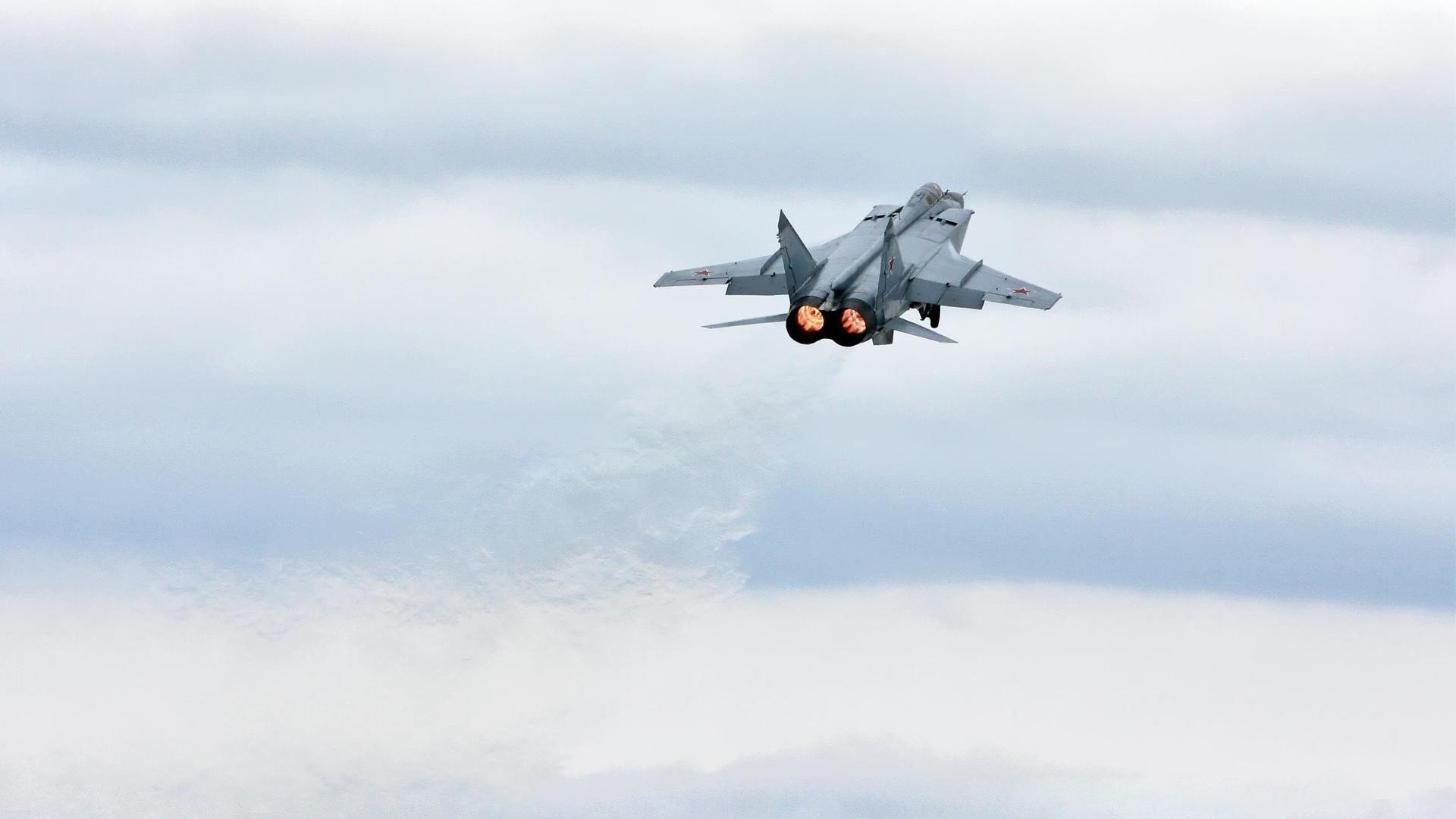 引擎、探戈与终场超车,当F1战术驶入绿茵圣殿