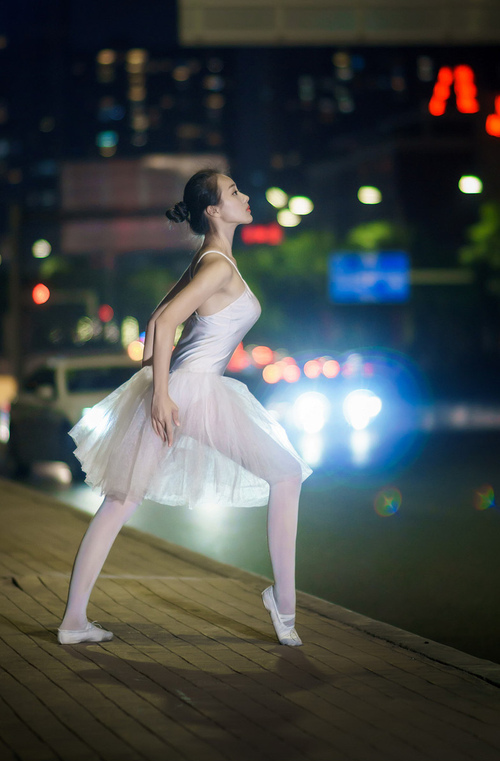 冰火对决,萨卡冷刃封喉,塞维利亚狂焰难融枪手冰心